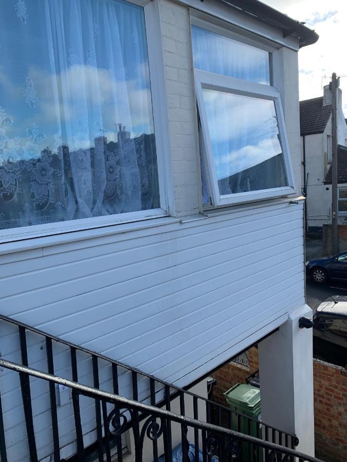 2 Bed 1St Floor Apartment-Own Entrance & Parking Portsmouth Ngoại thất bức ảnh