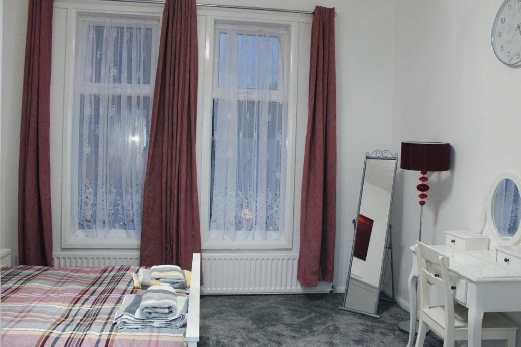 2 Bed 1St Floor Apartment-Own Entrance & Parking Portsmouth Ngoại thất bức ảnh