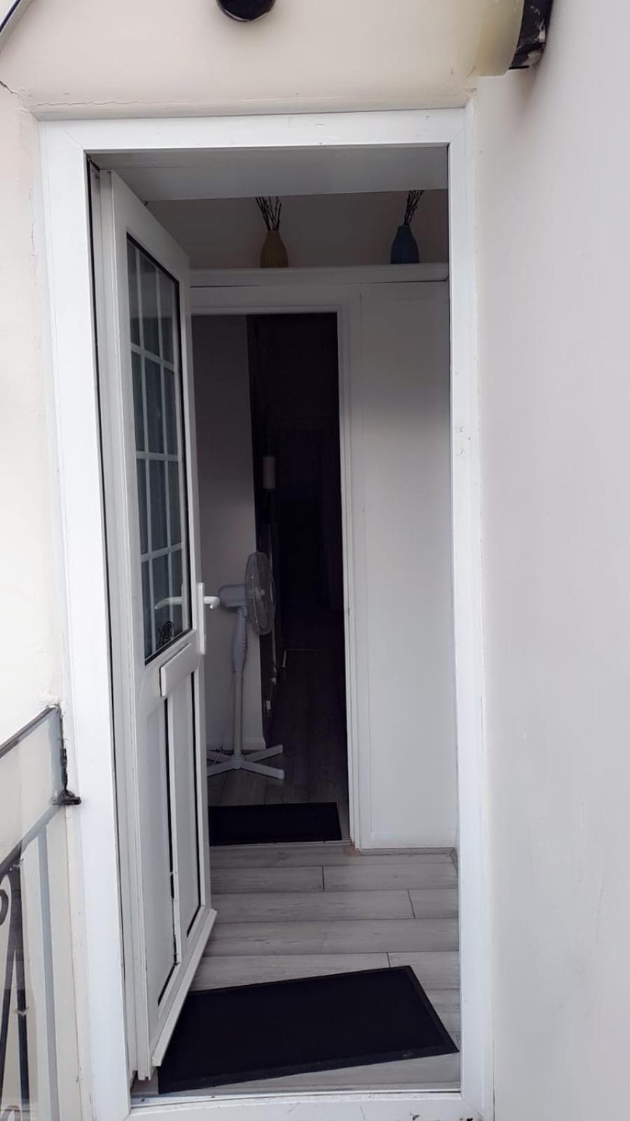 2 Bed 1St Floor Apartment-Own Entrance & Parking Portsmouth Ngoại thất bức ảnh